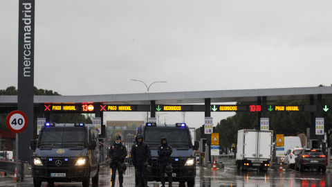 Varios agentes de la Policía Nacional en la entrada de MercaMadrid en la primera jornada de paro de transportistas.