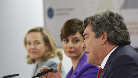 Los ministros de Seguridad Social, José Luis Escrivá, Política Territorial, Isabel Rodríguez, y la vicepresidenta y ministra de Economía, Nadia Calviño, durante la rueda de prensa ofrecida tras el Consejo de Ministros