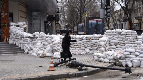 Una mujer pasa junto a una trinchera en la ciudad ucraniana de Odesa.