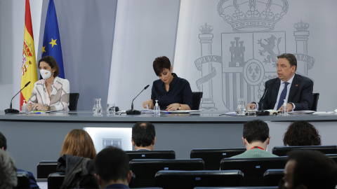 La ministra de Industria, Comercio y Turismo, Reyes Maroto, la ministra de Política Territorial y portavoz del Gobierno, Isabel Rodríguez, y el ministro de Agricultura, Pesca y Alimentación, Luis Planas, durante la rueda de prensa posterior