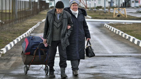 Refugiados de Mariupol cruzan la frontera de Ucrania y Rusia en el cruce fronterizo Veselo-Voznesenka en la región de Rostov, Rusia, el 7 de marzo de 2022.