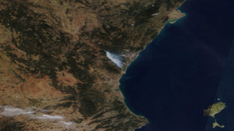 Imagen de satélite del incendio que ha calcinado más de 4.600 hectáreas en Castelló y mantiene a 1.600 vecinos desalojados.