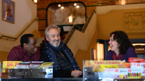 Micheal Ward, el cineasta Sam Mendes y Olivia Colman, durante el rodaje de la película 'El imperio de la luz'