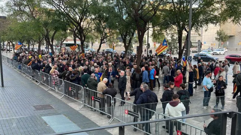 Unes 200 persones es concentren a la Ciutat de la Justícia per la detenció de Ponsatí