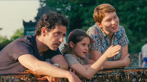 Melvil Popupaud, la pequeña Camille Leban Martins y Léa Seydoux, en una escena de la película.