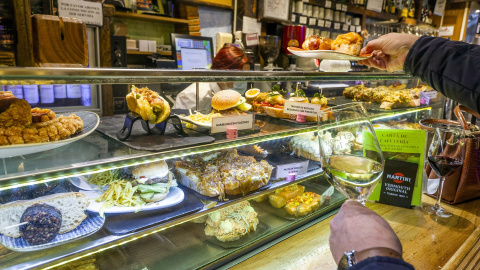 Barra de pinchos en un bar de Aranda de Duero, en enero de 2022.