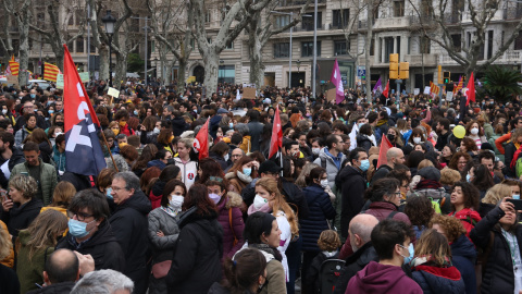 Docents concentrats a la convocatòria dels sindicats educatius al centre de Barcelona.