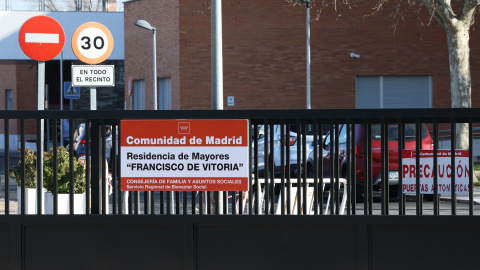 Cartel de entrada a la residencia de mayores Francisco de Vitoria, en la localidad madrileña de Alcalá de Henares. E.P./Marta Fernández