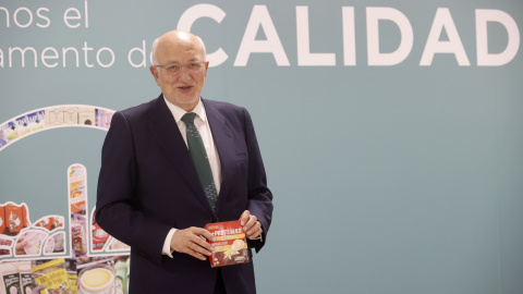 El presidente de Mercadona, Juan Roig, posa tras la presentación de los resultados de 2021 del grupo de supermercados. EFE/Kai Försterling