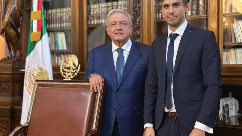 El presidente de México, Andrés López Obrador, y el abogado de Pedro Castillo, Guido Croxatto, tras su reunión en Ciudad de México a 27 de marzo de 2023