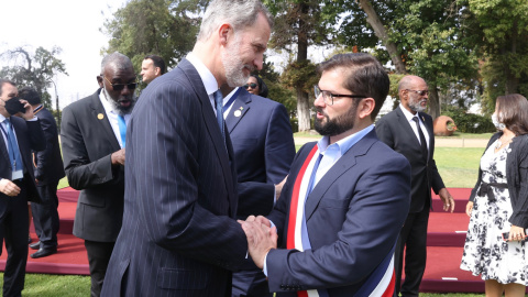 Fotografía cedida por la © Casa de S.M. el Rey que muestra al rey de España, Felipe VI (i), mientras saluda al nuevo presidente de Chile, Gabriel Boric, tras su ceremonia de investidura, hoy, en Valparaíso (Chile).