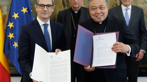 El ministro de la Presidencia, Relaciones con las Cortes y Memoria Democrática, Félix Bolaños (i) y el Nuncio Apostólico, Monseñor Bernardito Auza (c), posan tras el cambio de notas, en el Palacio de Santa Cruz, a 29 de marzo de 2023, en Ma