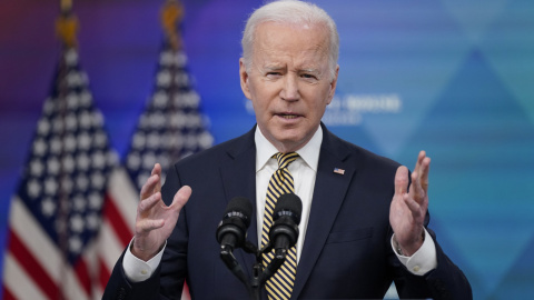 El presidente estadounidense, Joe Biden, llega con el secretario de Estado, Antony Blinken , para firmar una delegación de autoridad por 800 millones de dólares estadounidenses en asistencia militar a Ucrania, en Washington, 16 de marzo de 