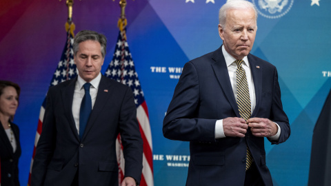 El presidente estadounidense, Joe Biden, llega con el secretario de Estado, Antony Blinken (izquierda), para firmar una delegación de autoridad por 800 millones de dólares estadounidenses en asistencia militar a Ucrania durante una ceremoni