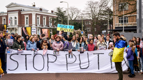 Los ucranianos se manifiestan durante el veredicto en un caso sobre la guerra en Ucrania, en La Haya, Holanda, el 16 de marzo de 2022.