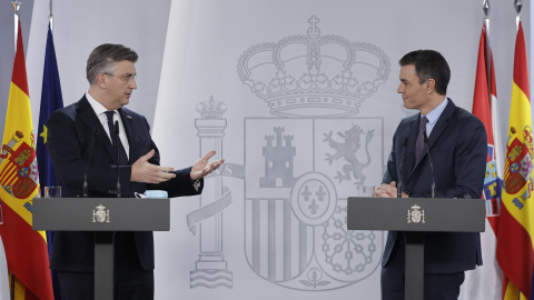 El presidente del Gobierno, Pedro Sánchez (d) y el primer ministro de la República de Croacia, Andrej Plenković (i) durante la rueda de prensa tras su encuentro en el Palacio de la Moncloa este miércoles.