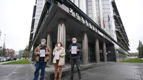 (20/01/2022) Los tres diputados de Podemos Ahal Dugu en los Juzgados de Gasteiz al presentar la querella contra Martín Villa.