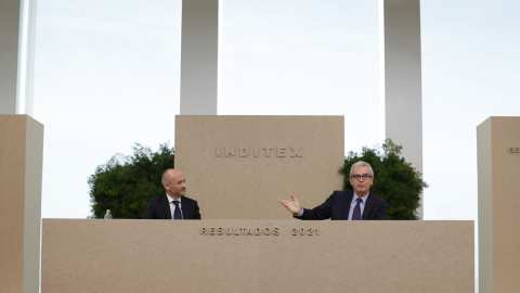 El todavía presidente de Inditex, Pablo Isla (d), y el nuevo consejero delegado, Óscar García Maceiras (i), durante la presentación de los resultados del ejercicio fiscal de la multinacional en 2021 (1 de febrero a 31 de enero de 2022). EFE