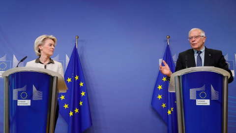 La presidenta de la Comisión Europea, Ursula von der Leyen (i.), con el alto representante de la Unión Europea para Asuntos Exteriores, Josep Borrell, en una comparecencia en Bruselas. REUTERS/Stephanie Lecocq/Pool