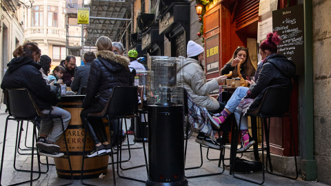 Una terraza llenas de comensales en el centro de Madrid, a 1 de enero de 2022.