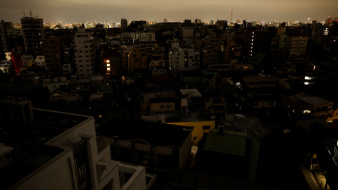 El barrio de Toshima en Tokio, sin luz tras el terremoto, este miércoles.