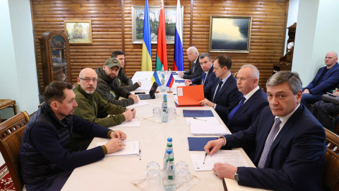 Mesa de negociaciones entre las delegaciones de Ucrania y Rusia en la región bielorrusa de Brest, a 7 de marzo de 2022.