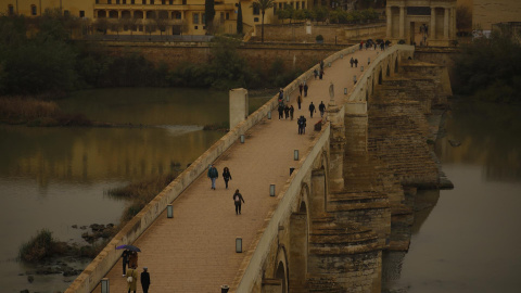 16/03/2022-Vista del Puente Romano de Córdoba este miércoles cubierto por el barro que ha dejado la calima