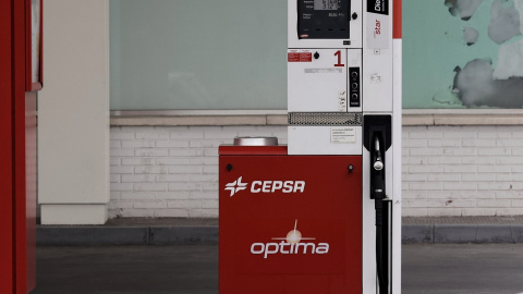 Un surtidor de carburantes en una gasolinera de Cepsa en Madrid. E.P./Eduardo Parra