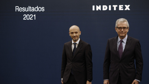 El presidente saliente de Inditex, Pablo Isla (d), y el nuevo consejero delegado, Óscar García Maceiras (i), presentan los resultados del ejercicio fiscal de la multinacional en 2021, en Arteixo. EFE/ Cabalar