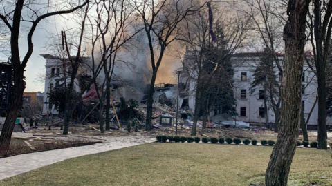 El teatro dramático de Mariúpol tras el bombardeo.