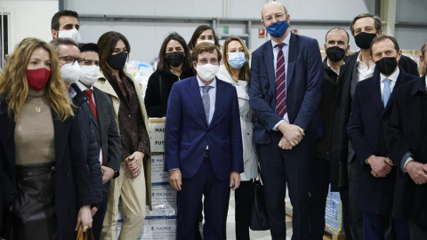 El alcalde de Madrid, José Luis Almeida, José Luis Almeida (c), posa para una foto de familia junto a representantes de empresas donantes, incluido el director de Relaciones Institucionales del Real Madrid, Emilio Butragueño (d), mientras v