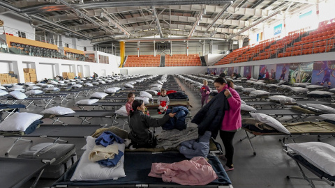 Personas evacuadas de Ucrania son vistas en el campo de pruebas para refugiados en el estadio de fútbol sala de Ciorescu, Moldavia.