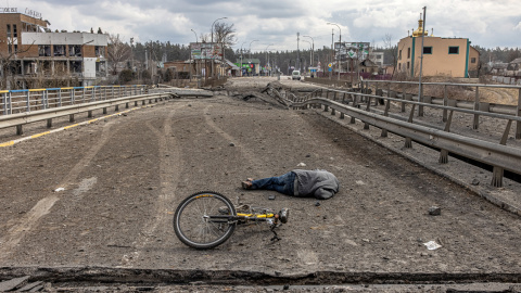 l cuerpo de un ucraniano yace sin vida en un puente de la ciudad de Irpín, en Kiev, este lunes. Irpín, una ciudad localizada cerca de Kiev, ha vivido duros enfrentamientos, casi una semana después del ataque, entre militares ucranianos y ru