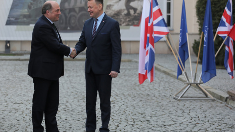 El Ministro de Defensa de Polonia, Mariusz Blaszczak (R), da la bienvenida al Secretario de Defensa británico, Ben Wallace (L), antes de su reunión en la sede del Ministerio de Defensa en Varsovia, Polonia, el 17 de marzo de 2022.