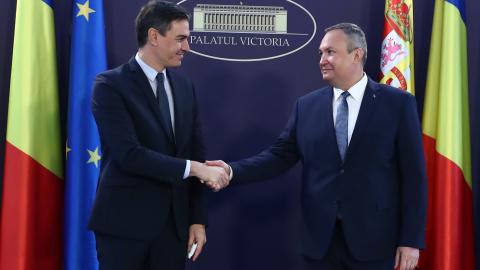 El presidente del Gobierno en una rueda de prensa en Bucarest junto a su homólogo rumano, Klaus Iohannis.