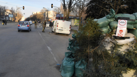 Punto de bloqueo ucraniano en una calle de Kiev.