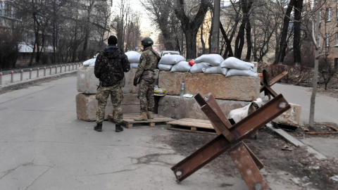 Punto de bloqueo ucraniano en una calle de Kiev.