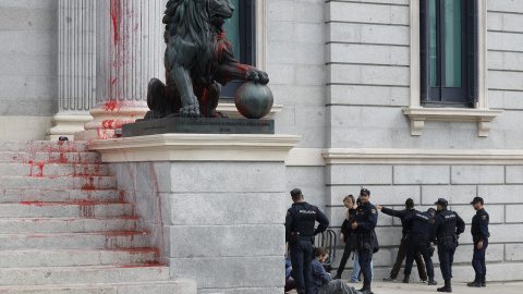 Al poco de lanzar la pintura se ha desplegado un dispositivo de agentes policiales en el Congreso de los Diputados a 30 de marzo de 2023