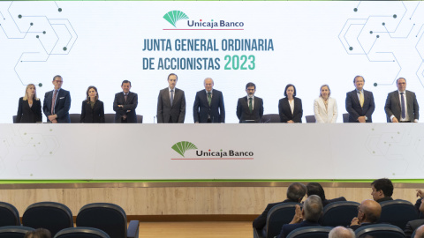 Vista de los miembros del consejo de administración de Unicaja Banco, antes del comienzo de la junta de accionistas de la entidad, en Málaga.