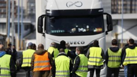 Una jornada "difícil" con escolta policial para garantizar los servicios mínimos durante el paro del transporte