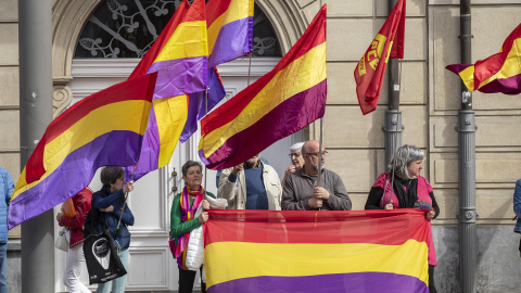 Manifestantes con banderas republicanas durante el debate en el pleno del Parlamento Vasco de una iniciativa  a favor de una reforma constitucional para que contemple la vía de la República y el derecho a decidir