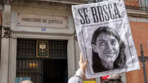 Un letrado de la Administración de Justicia sujeta un cartel con la cara de la ministra de Justicia durante una manifestación desde Callao a San Bernardo 45, a 9 de marzo de 2023, en Madrid.