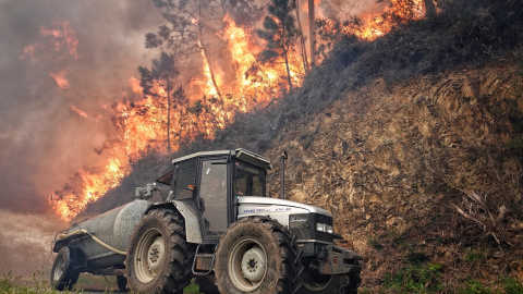 Un tractor en el incendio de los concejos de Valdes y Tineo,  en Asturias. E.P./Xuan Cueto