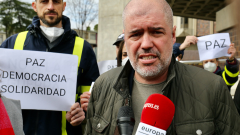 El secretario general de CCCO, Unai Sordo, ofrece declaraciones a los medios en una concentración en solidaridad con el pueblo ucraniano, a 9 de marzo de 2022, en Madrid.