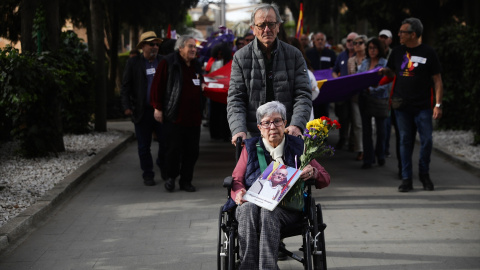 Familiares de los represaliados durante el acto de inauguración del osario memorial. A 27 de marzo de 2023, en Sevilla (Andalucía, España).