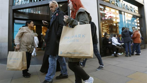 Varias personas saliendo de la tienda Primark, en la londinense Oxford Street, cuyo edificio ha sido adquirido por Amancio Ortega. REUTERS