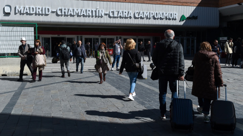 01/04/2023. Un grupo de personas a la entrada de la estación Chamartín-Clara Campoamor, a 27 de marzo de 2023.