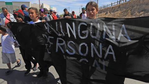 01/04/2023. Un grupo de migrantes y activistas protestan durante la llegada del presidente de México Andrés Manuel López Obrado