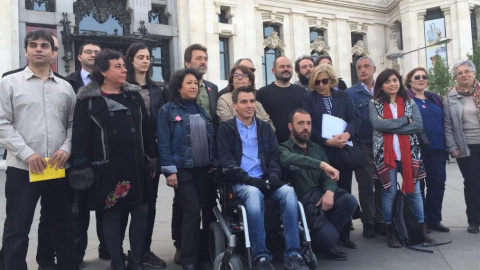 Manuela Carmena, junto a sus compañeros de Ahora Madrid que ocupan los 20 primeros puestos de la lista del "partido instrumental" a las municipales del 24 de mayo en la capital. A.L.M.