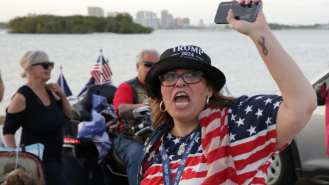 Una seguidora del expresidente estadounidense Donald Trump grita consignas hoy, durante un acto de apoyo al exmandatario, en las cercanías de Mar-a-Lago